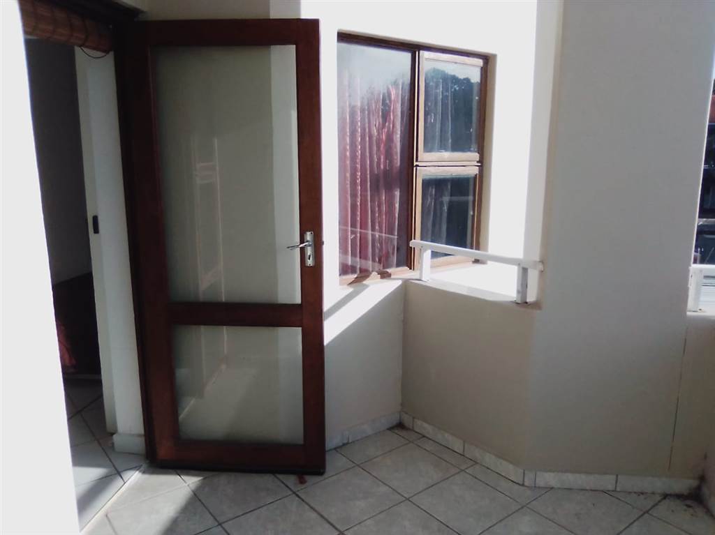 2 Bed Flat in Uvongo photo number 11