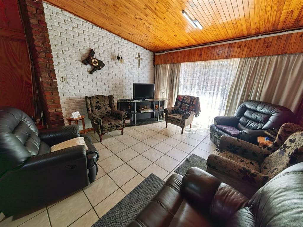 3 Bed Townhouse in Potchefstroom Central photo number 4