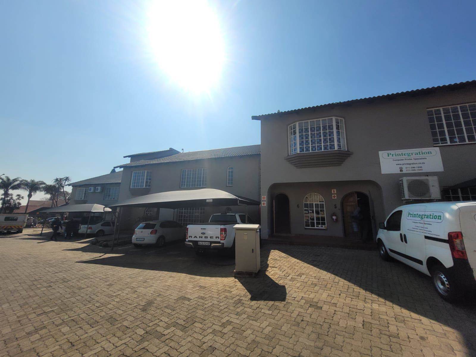 180  m² Commercial space in Glen Marais photo number 1