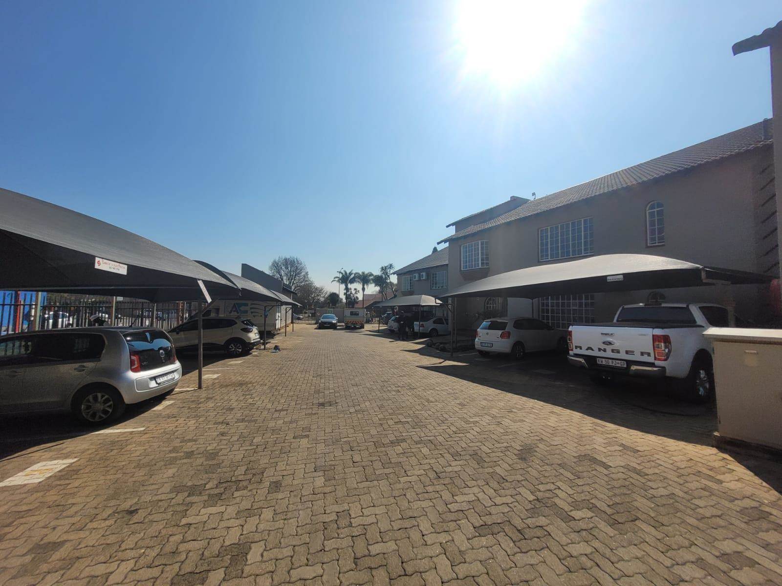 180  m² Commercial space in Glen Marais photo number 6