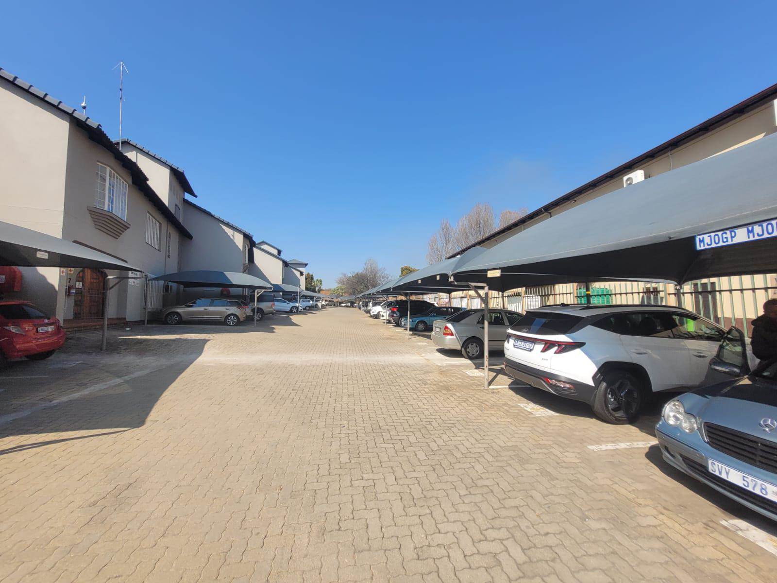 180  m² Commercial space in Glen Marais photo number 3