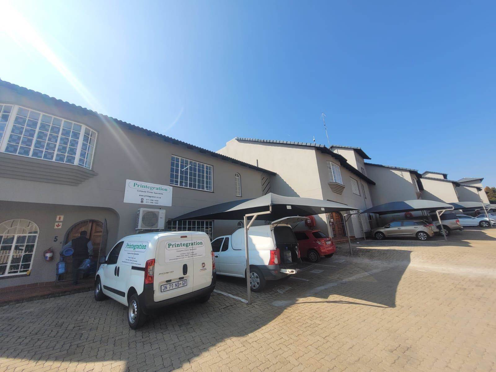 180  m² Commercial space in Glen Marais photo number 2