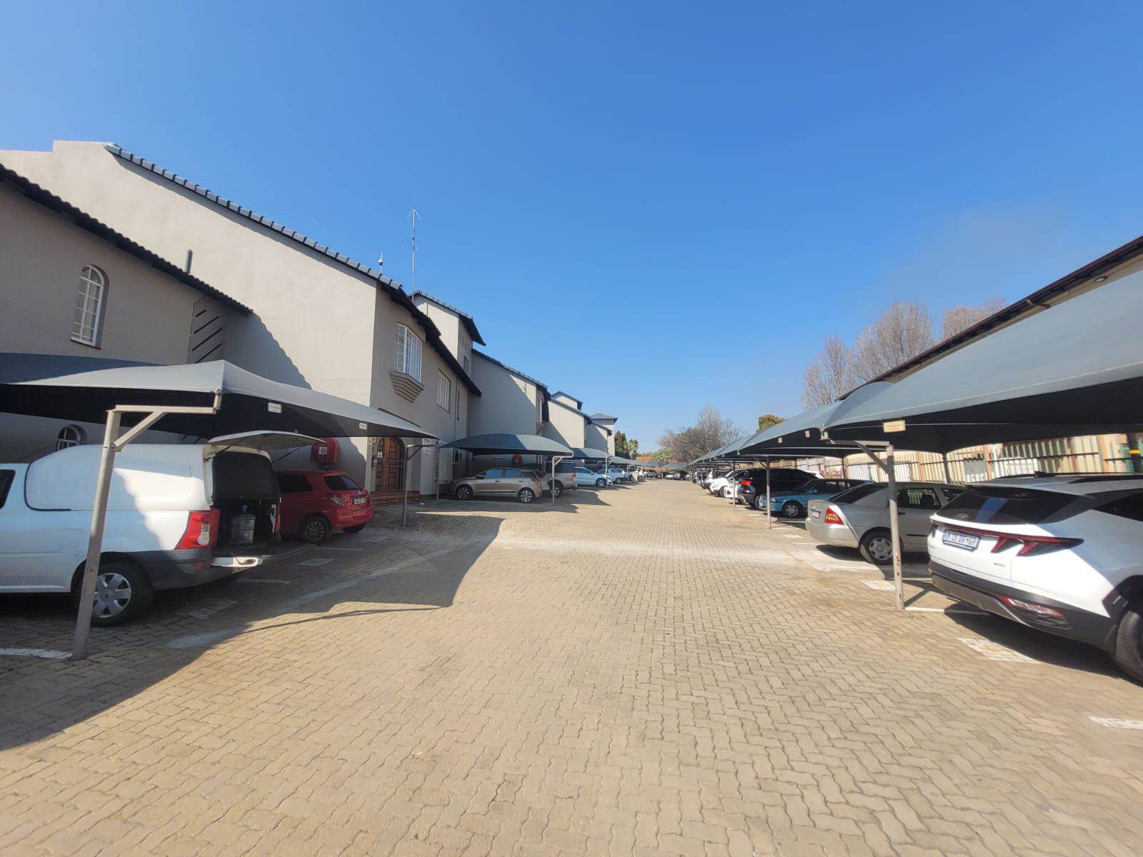 180  m² Commercial space in Glen Marais photo number 5
