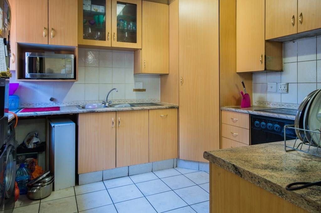 3 Bed Apartment in Corlett Gardens photo number 6