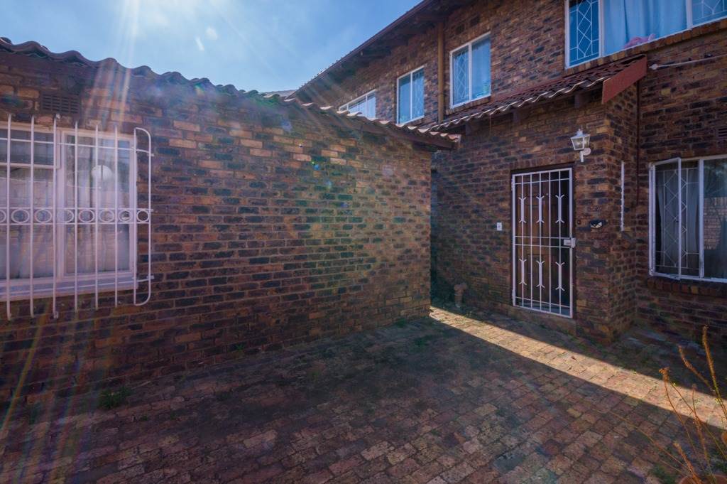 3 Bed Apartment in Corlett Gardens photo number 4