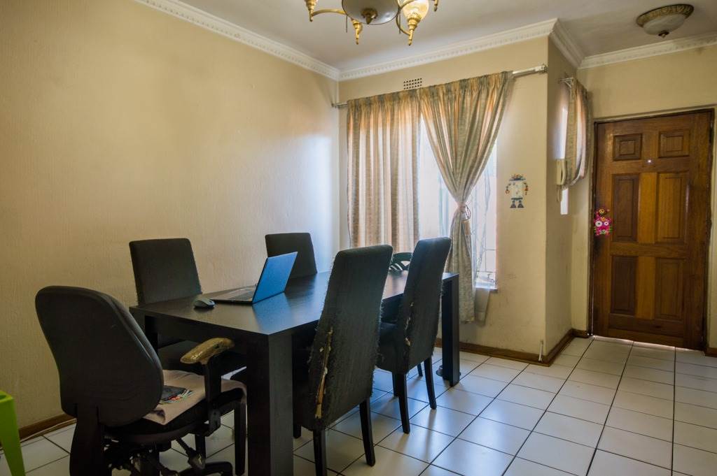 3 Bed Apartment in Corlett Gardens photo number 7