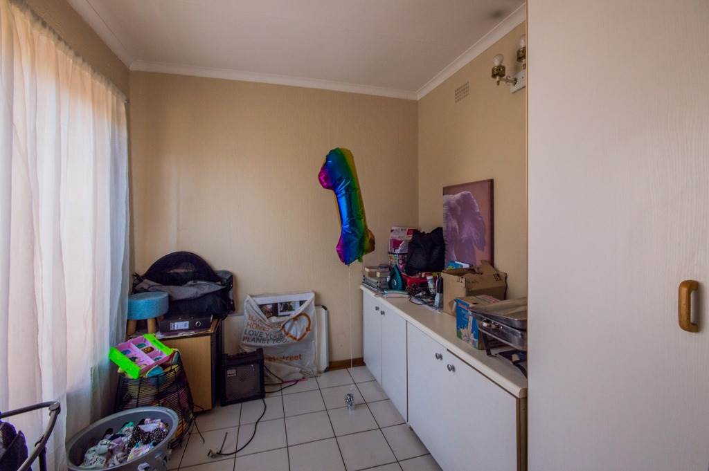 3 Bed Apartment in Corlett Gardens photo number 19