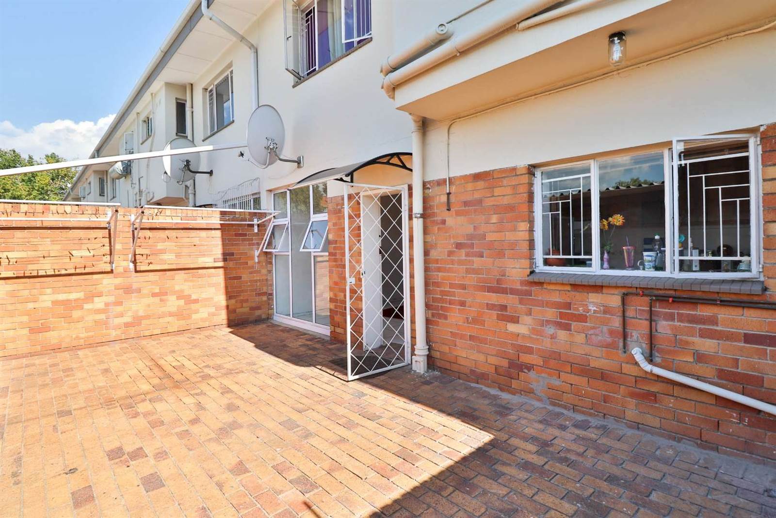 2 Bed Townhouse in Benoni Central photo number 2