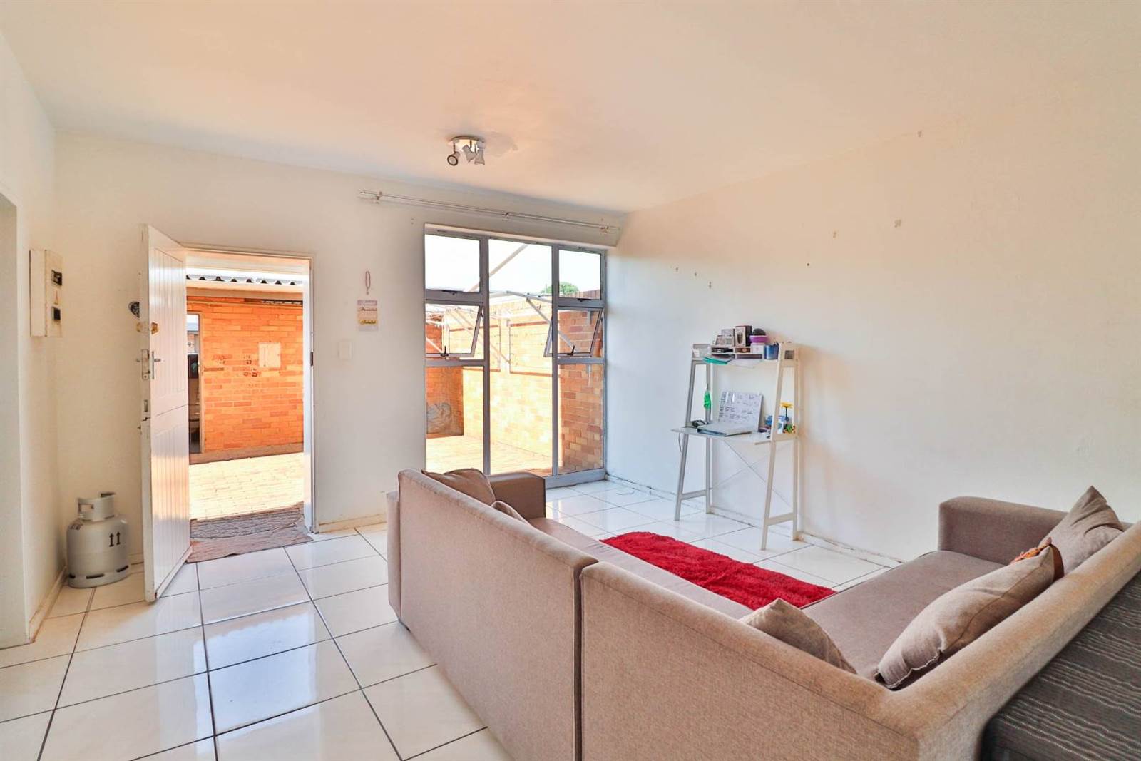 2 Bed Townhouse in Benoni Central photo number 3