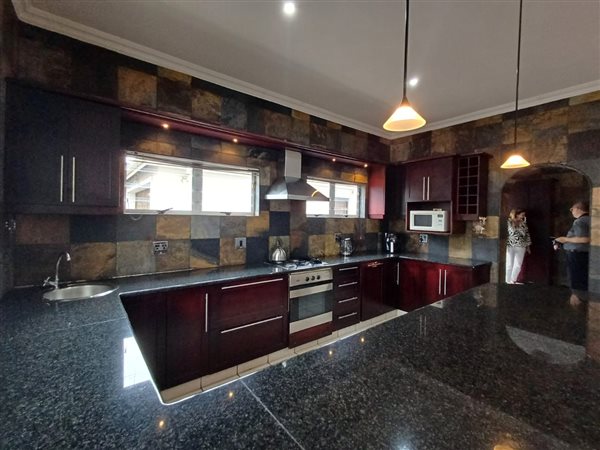 5 Bedroom House 5 Bedroom House