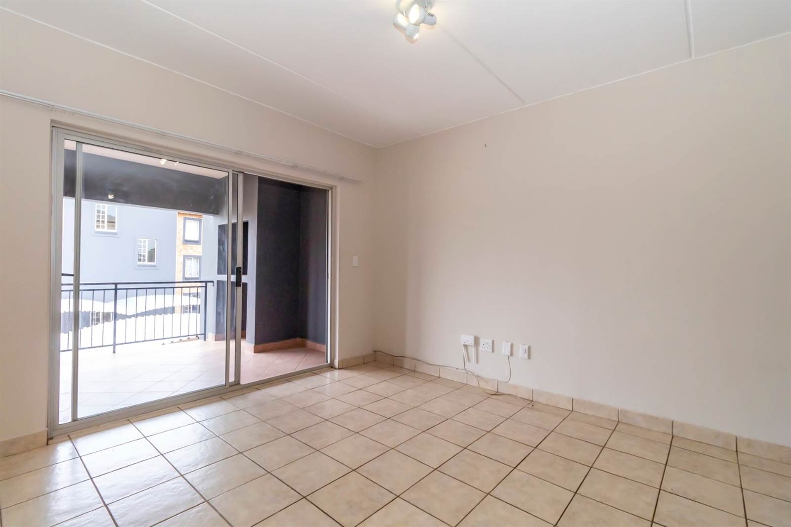 2 Bed Apartment in Wilgeheuwel photo number 10