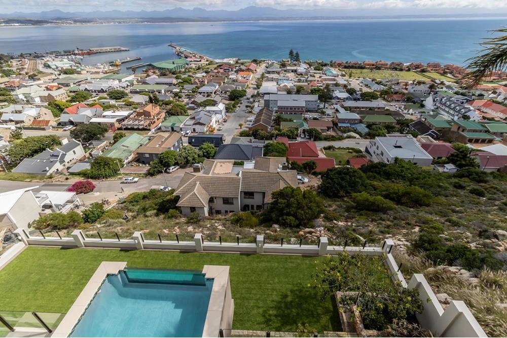 4 Bed House in Mossel Bay Central photo number 15