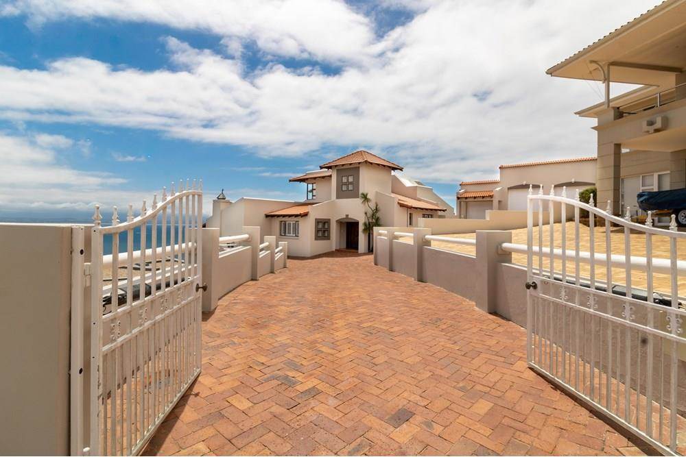 4 Bed House in Mossel Bay Central photo number 5