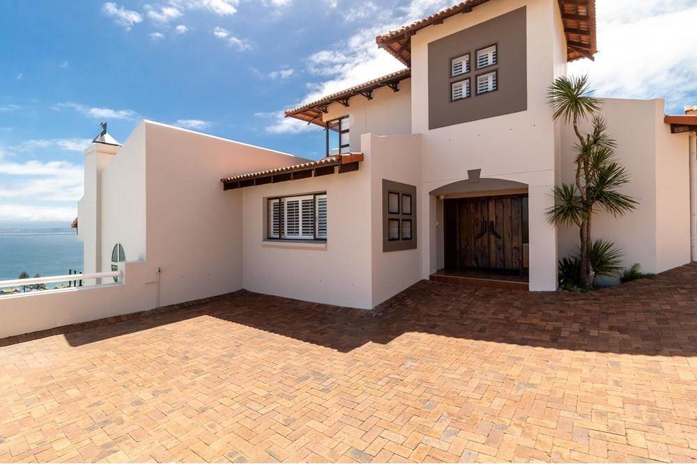4 Bed House in Mossel Bay Central photo number 3