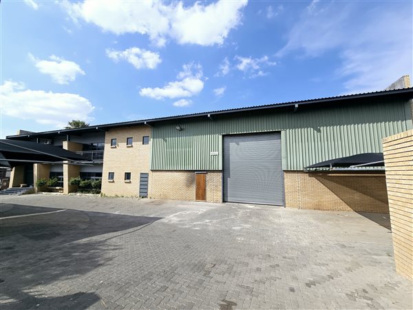 878  m² Industrial space