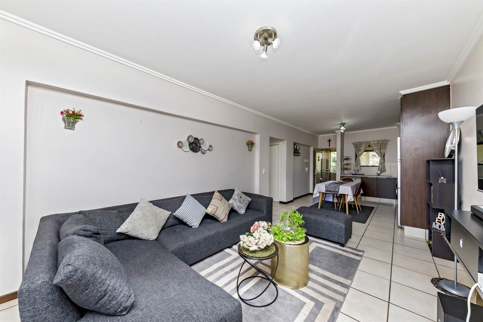 2 Bed Apartment in Bryanston photo number 7