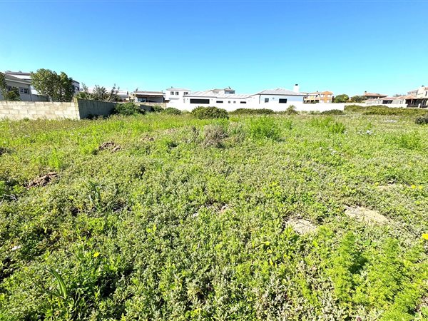 1 025 m² Land