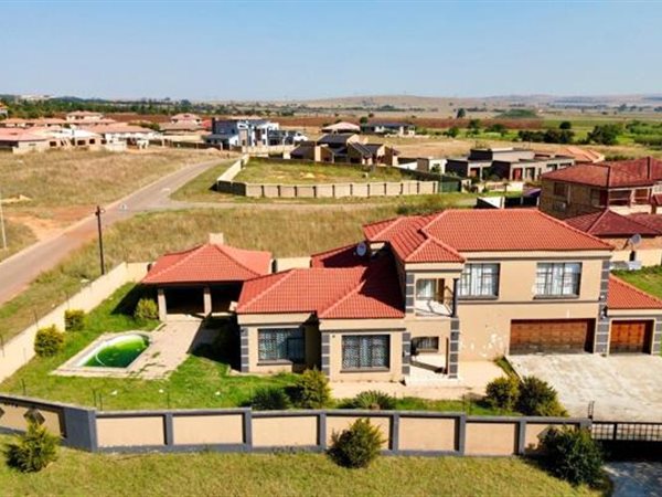 1 484 m² Land