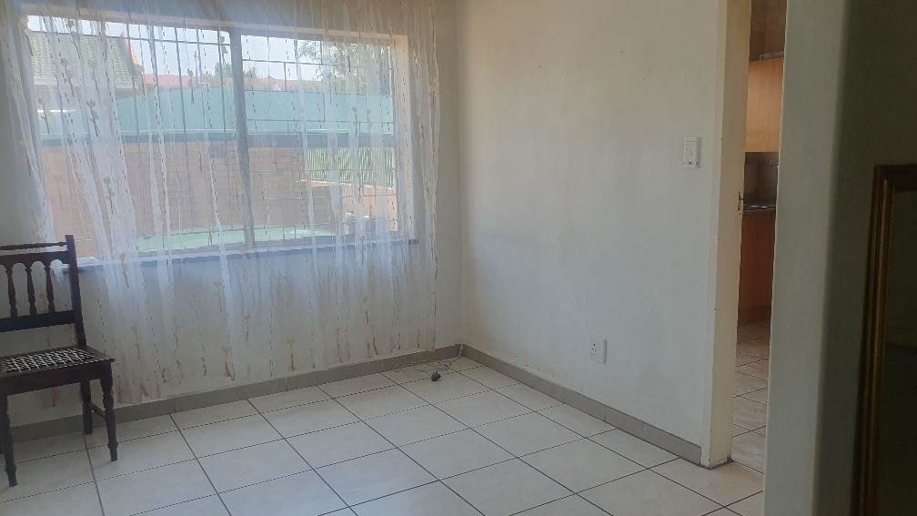 2 Bed Townhouse in Benoni Central photo number 3