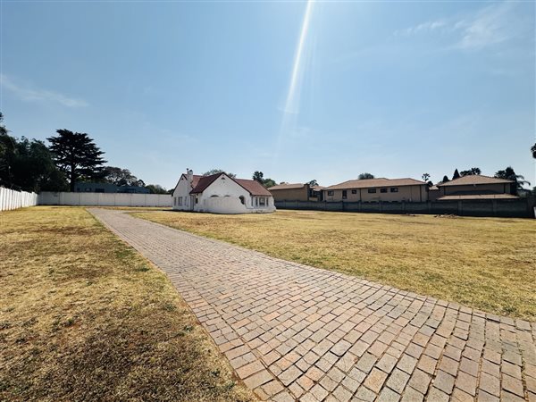 3 835 m² Land