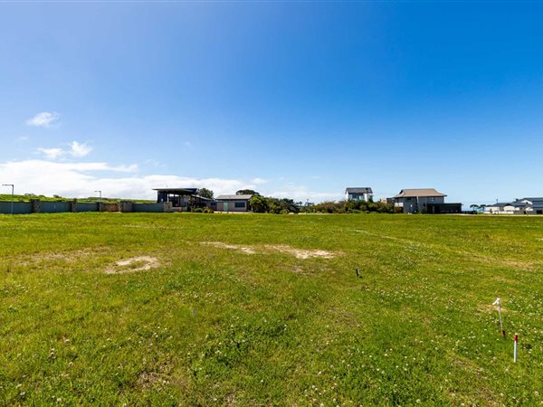 911 m² Land available in Le Grand Golf Estate