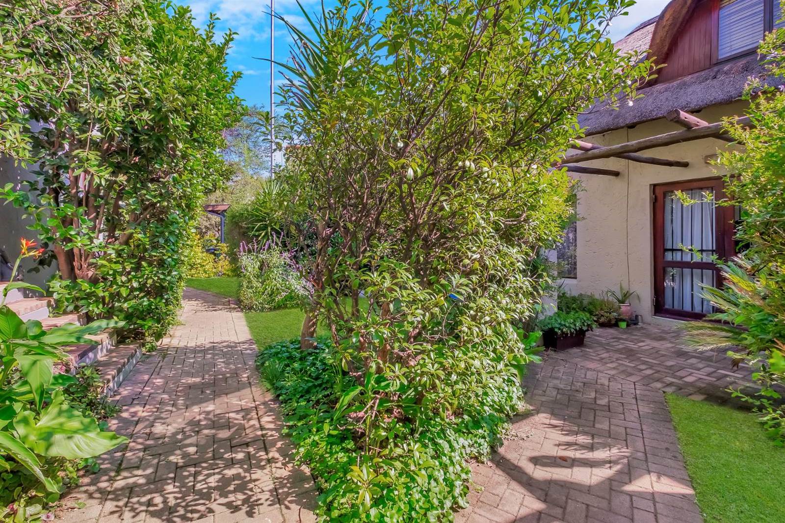 2 Bed Townhouse in Jukskei Park photo number 12
