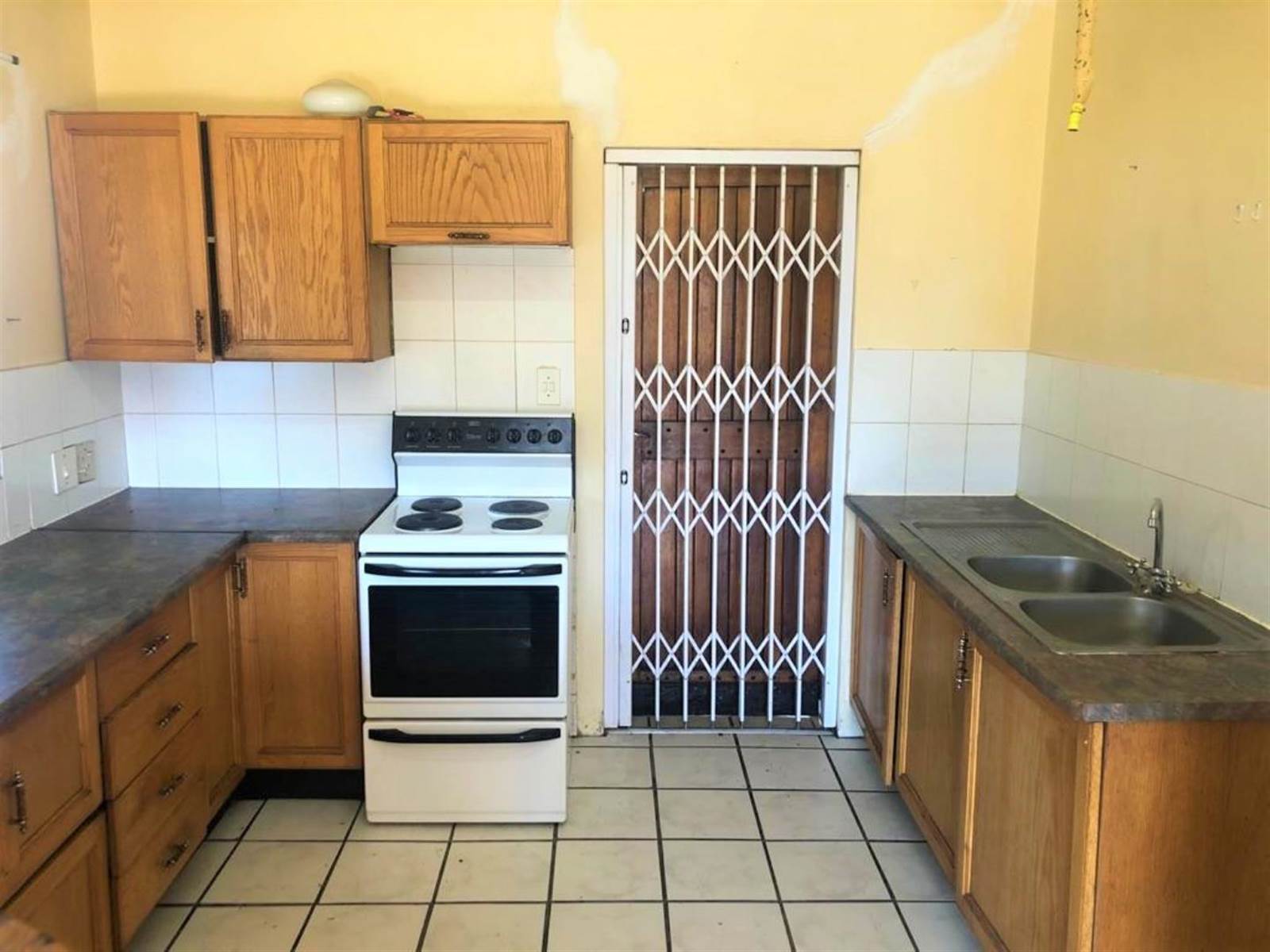 2 Bed Apartment in Rietfontein photo number 5