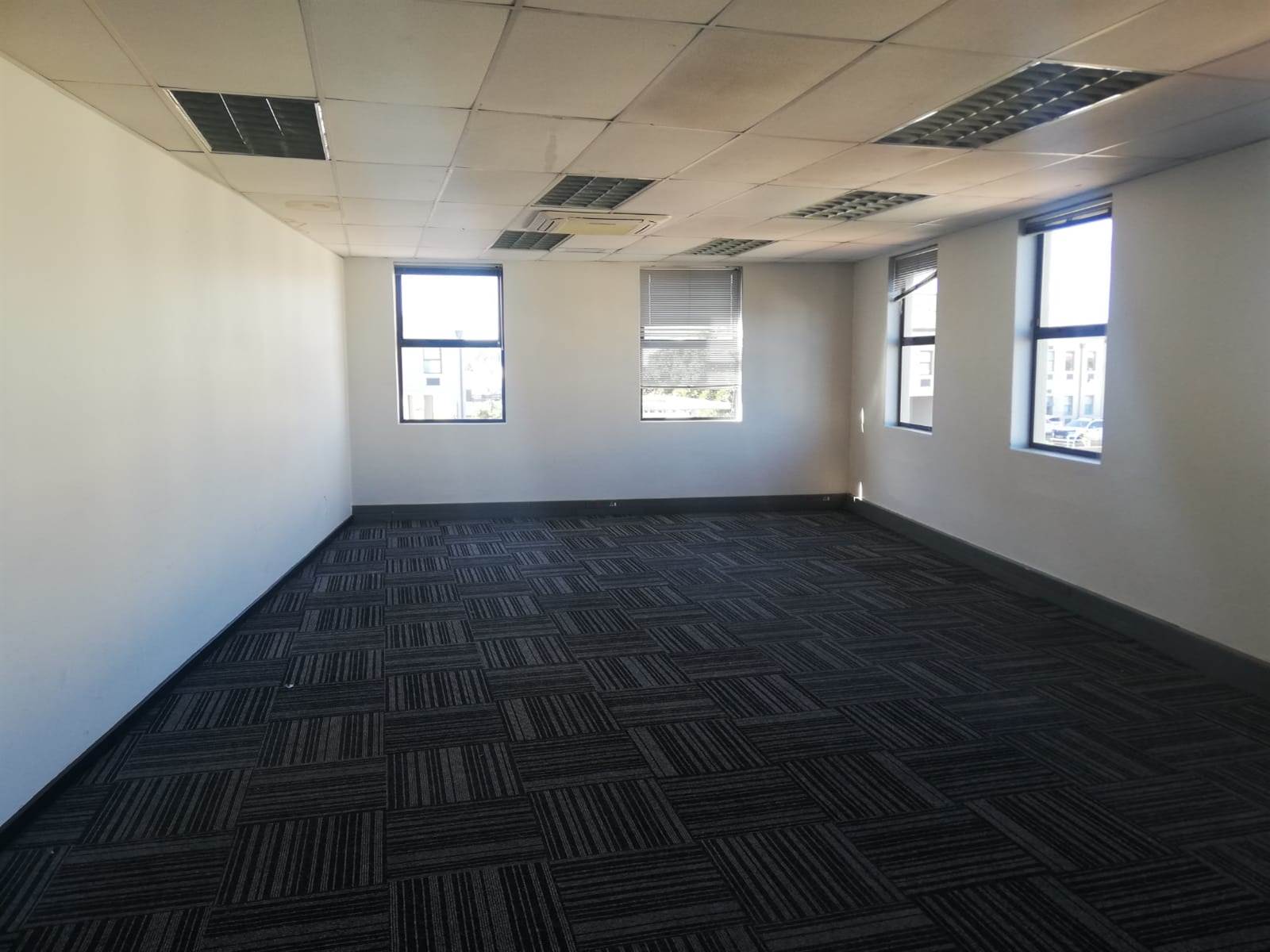 710  m² Office Space in Century City photo number 10
