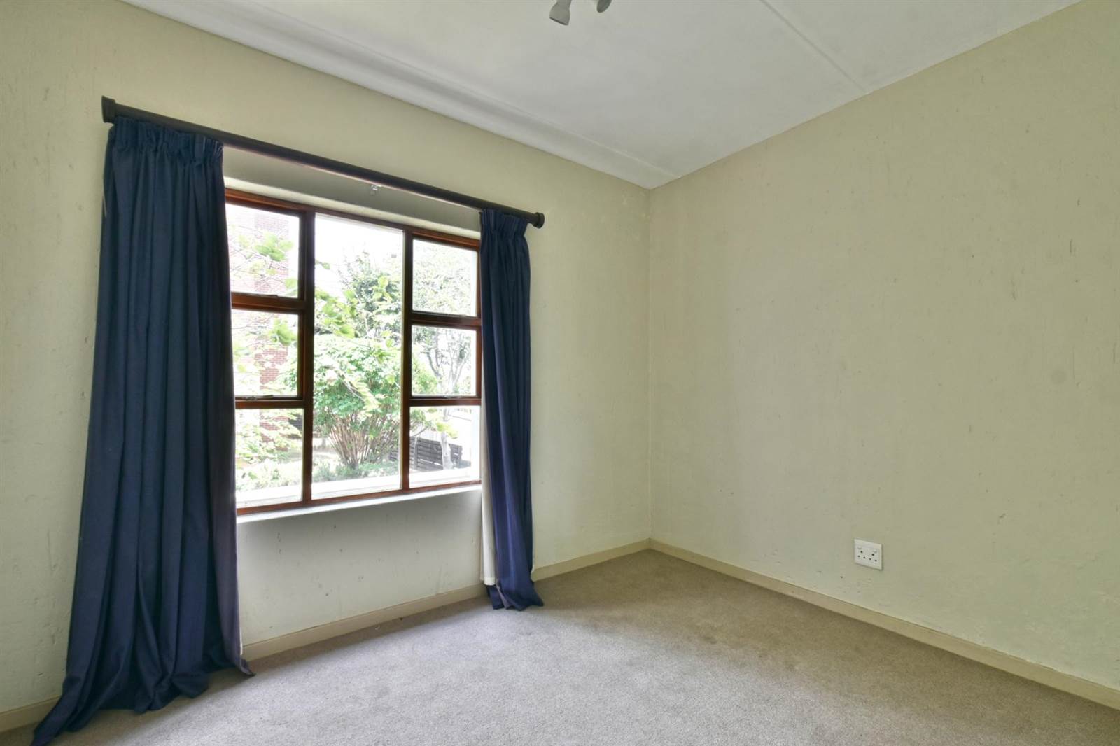 2 Bed Apartment in Douglasdale photo number 8
