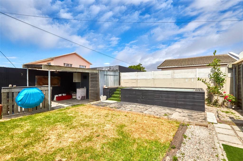 4 Bed House in Grassy Park photo number 15