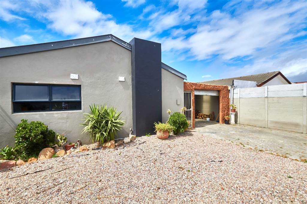 4 Bed House in Grassy Park photo number 1