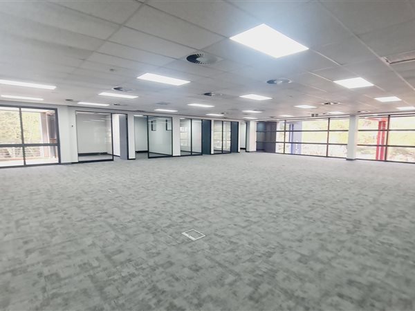 913  m² Commercial space