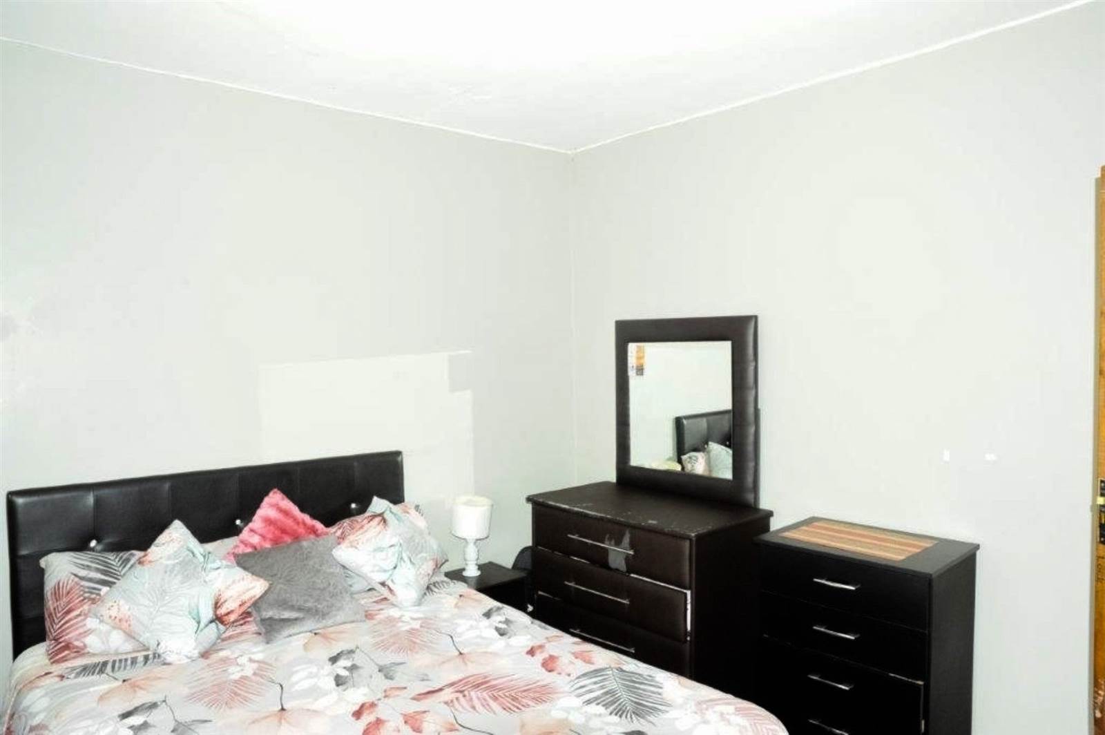 2 Bed Apartment in Richmond Hill photo number 7