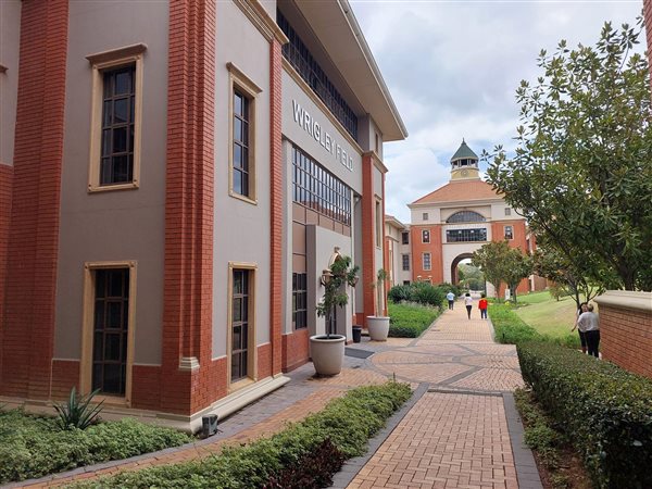 128  m² Commercial space in Bryanston
