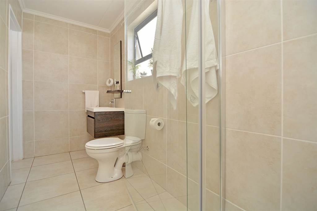 1 Bed Apartment in Oakdene photo number 10