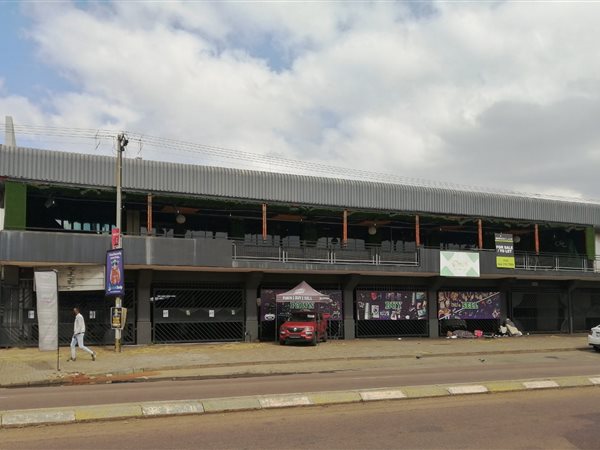 2 700  m² Commercial space