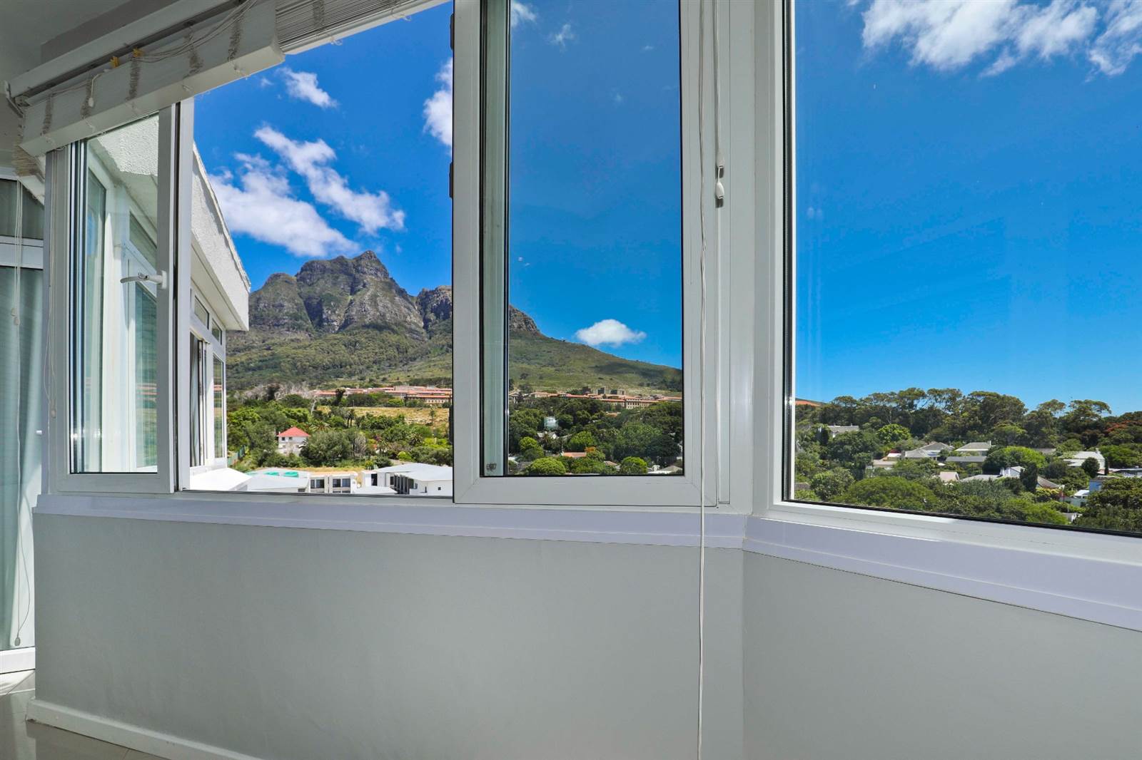 3 Bed Penthouse in Rondebosch photo number 4