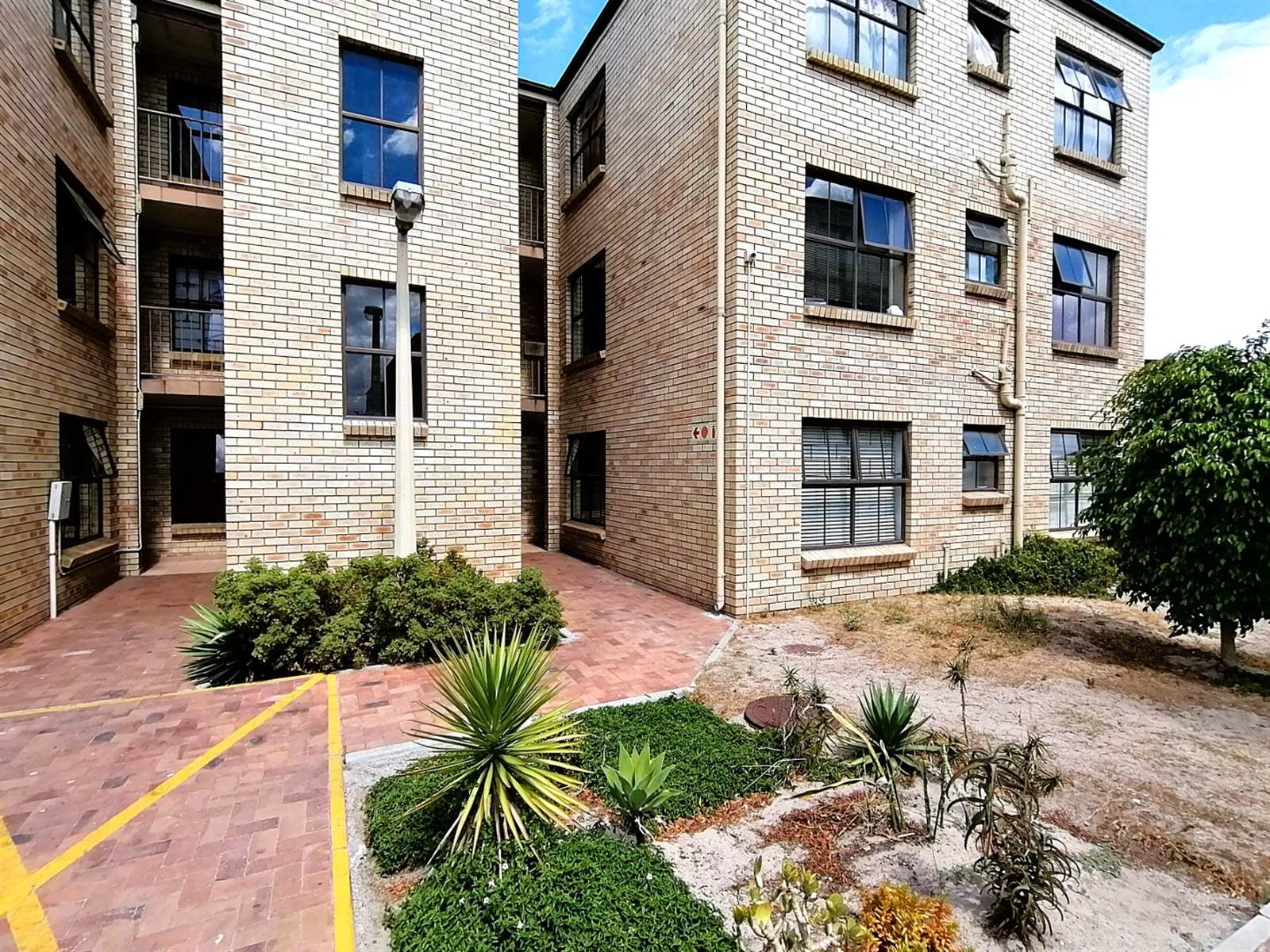 2 Bed Apartment in Brackenfell Central photo number 2