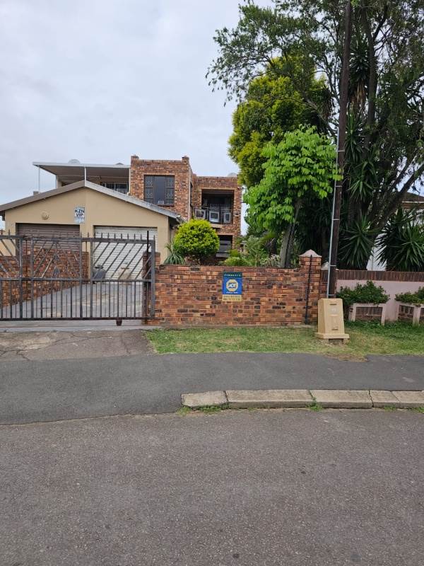 4 Bed House in Newlands West photo number 1