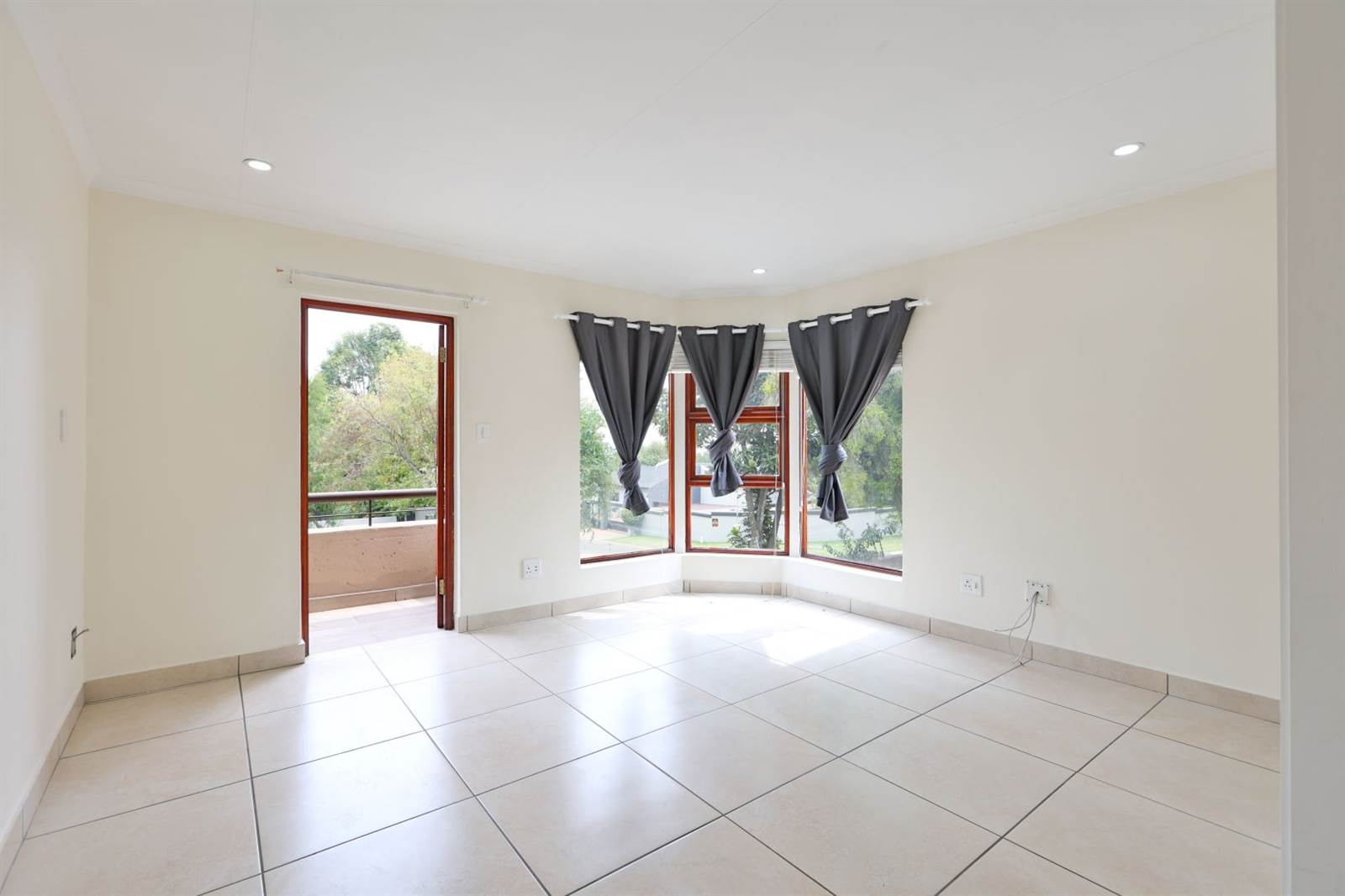 4 Bed Townhouse in Sunninghill photo number 14