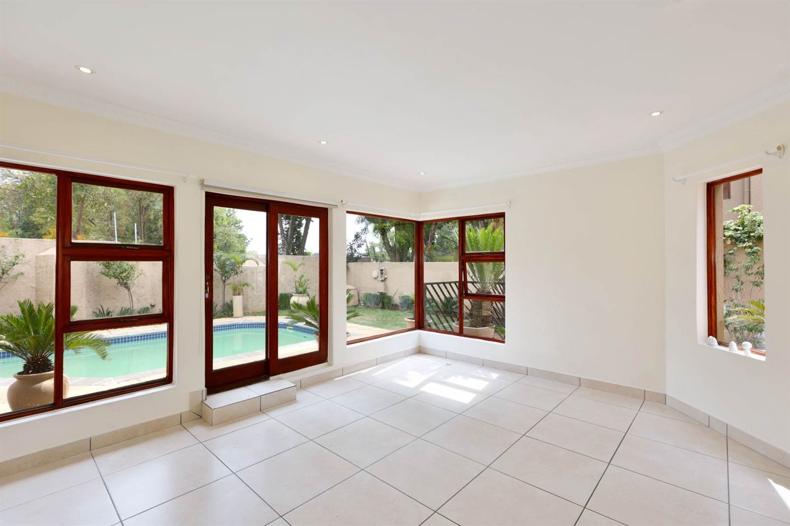 4 Bed Townhouse in Sunninghill photo number 4