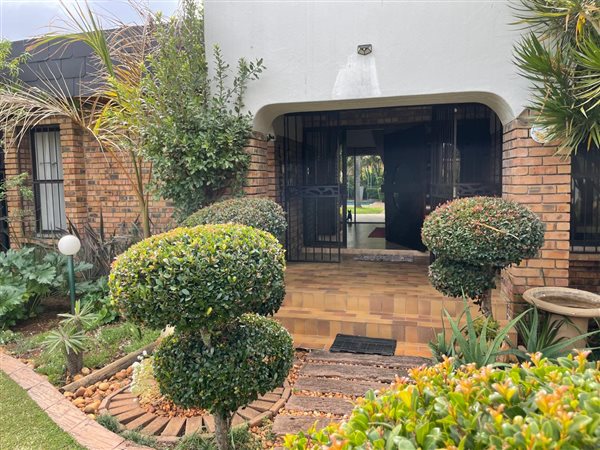 5 Bedroom House 5 Bedroom House