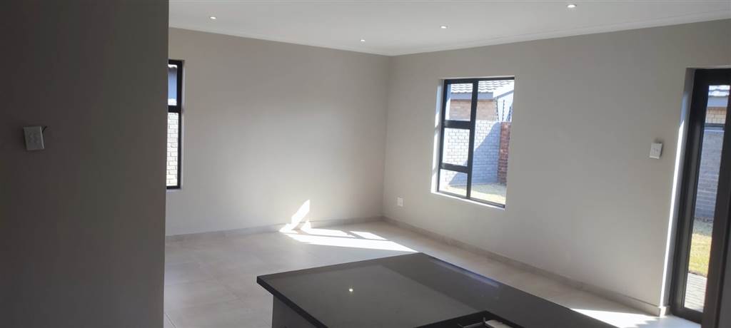 2 Bed House in Secunda photo number 4