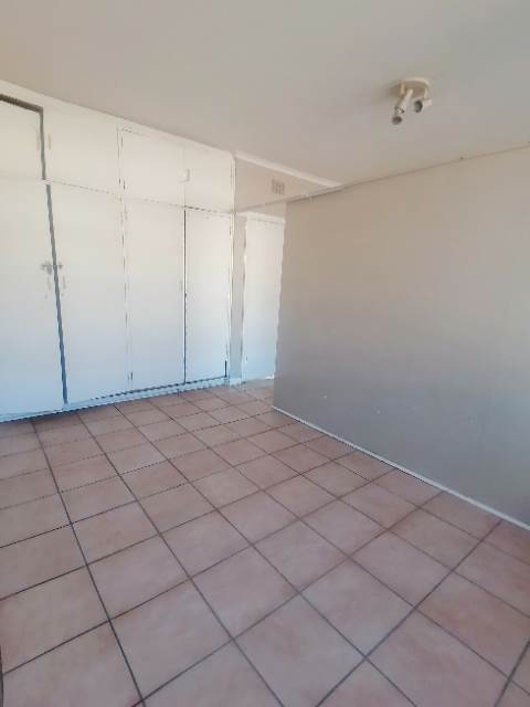 1 Bed Apartment in Port Elizabeth Central photo number 5