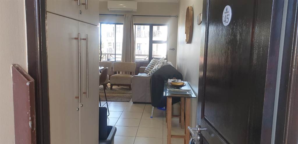 2 Bed Flat in Uvongo photo number 5