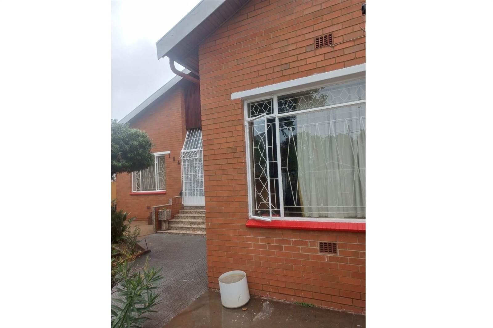 4 Bed House in Bezuidenhout Valley photo number 2