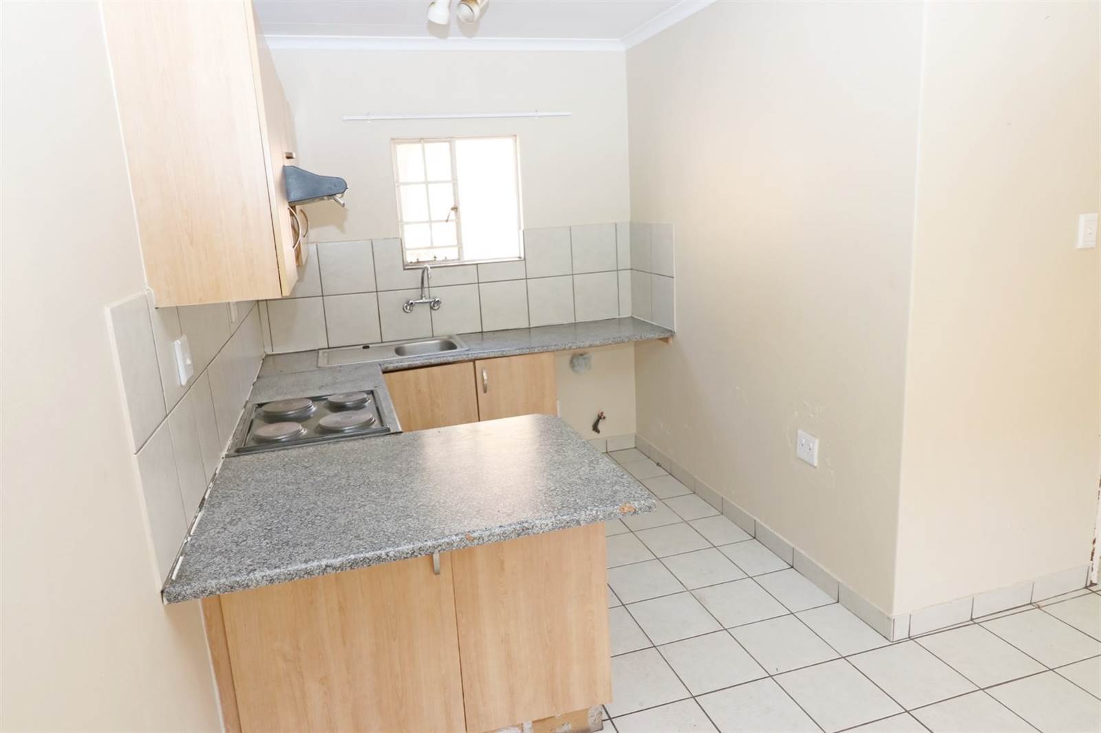 2 Bed House in Kempton Park Central photo number 4