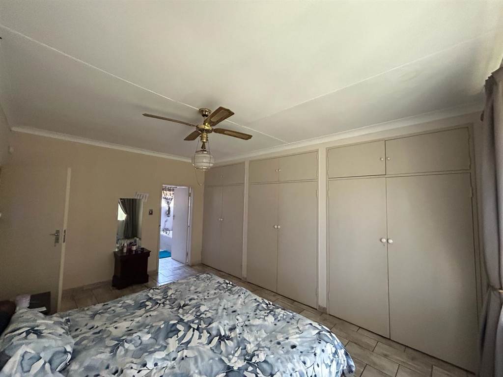 4 Bed House in Sinoville photo number 11