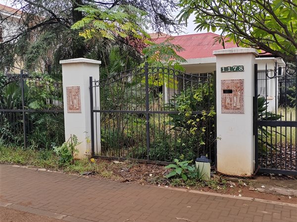 1200 m² Land available in Hatfield