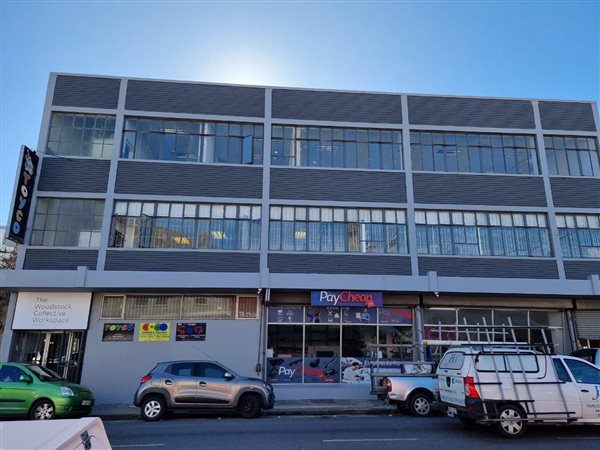 102  m² Commercial space